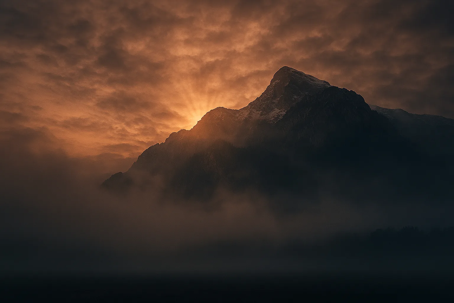 Mystisches Querformatbild des Untersbergs im Nebel, mit goldenem Licht und spiritueller Atmosphäre, Symbol des Herzchakras Europas.